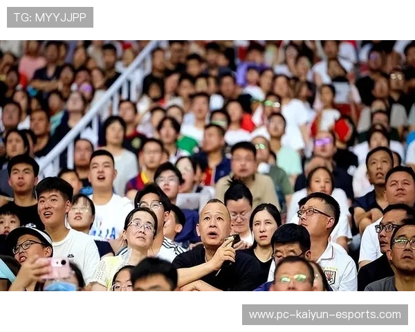 足球接力赛：球星跨界挑战新玩法，速度与技巧的完美碰撞