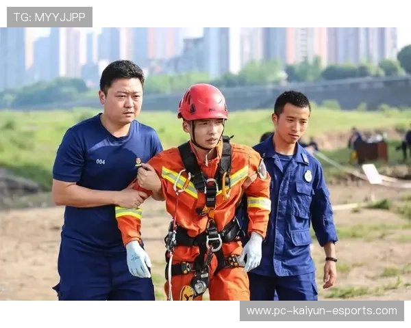 足球明星滚屏炫技精彩纷呈 揭秘赛场背后的训练与奋斗故事